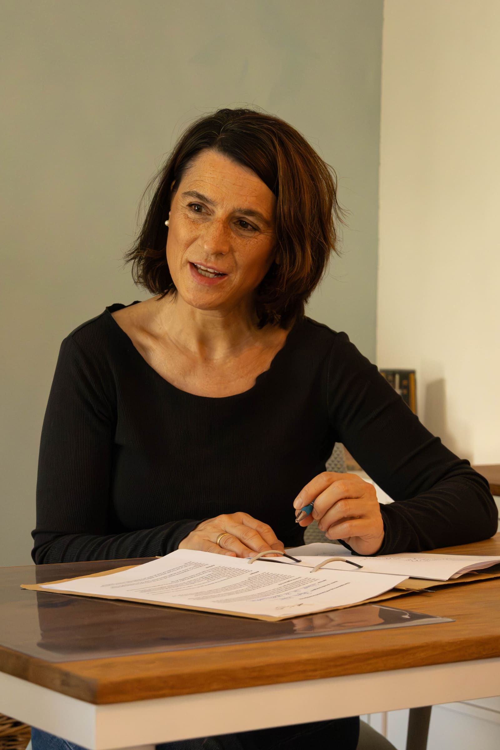 Ilona Mücke-Ozasek im Gespräch mit einem Kind