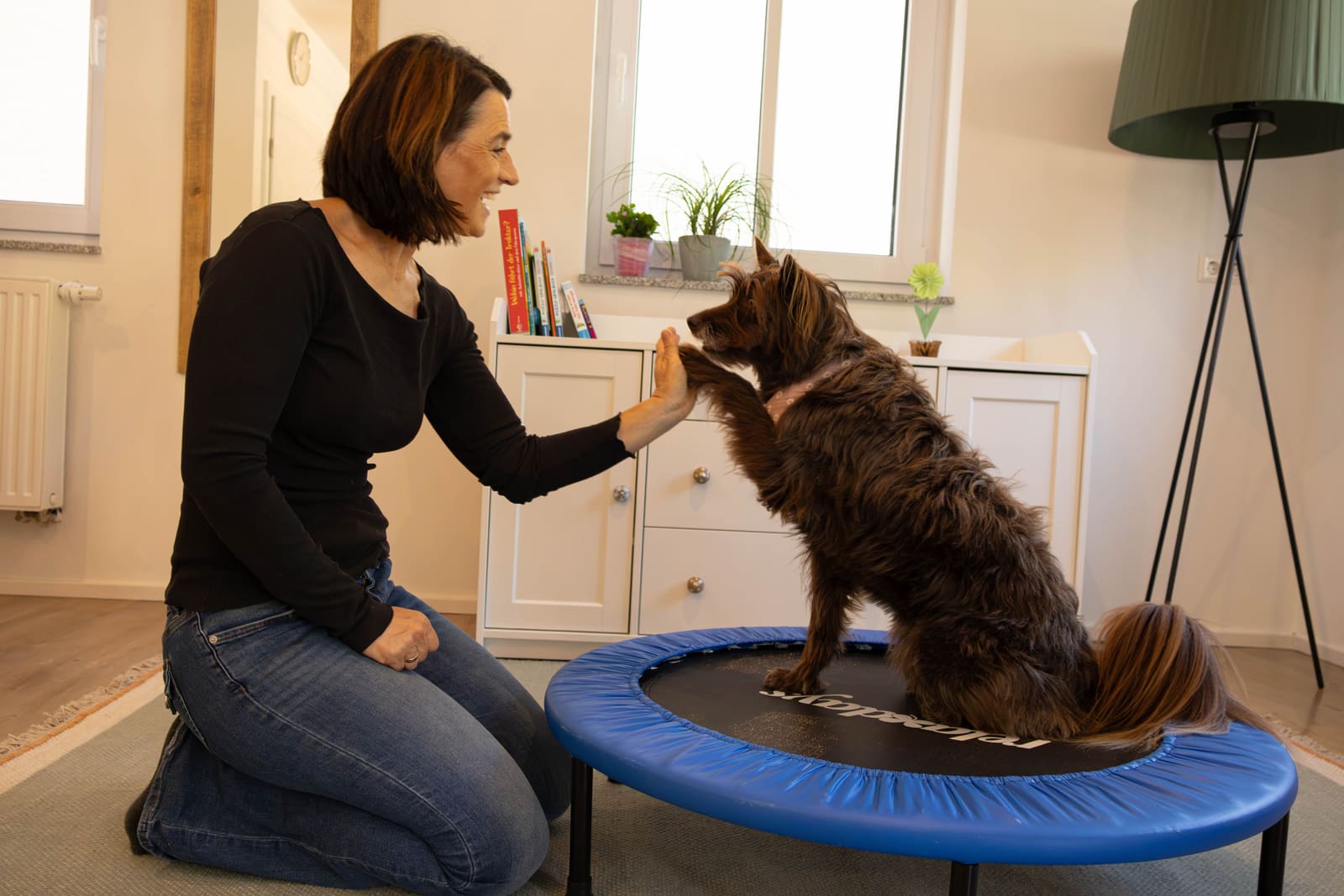 Ilona Mücke-Ozasek mit ihrer Therapiebegleithündin Ilvi
