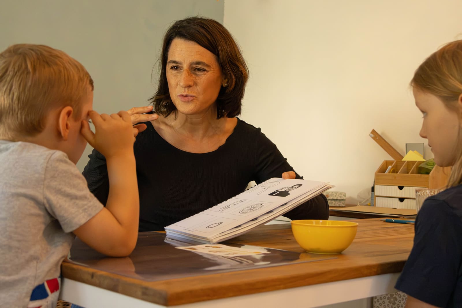 Lautarbeit am Tisch: Übung zur Aussprache in der logopädischen Therapie