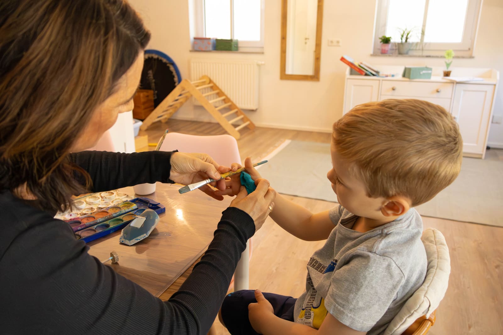 Übung zur Stifthaltung am Therapietisch