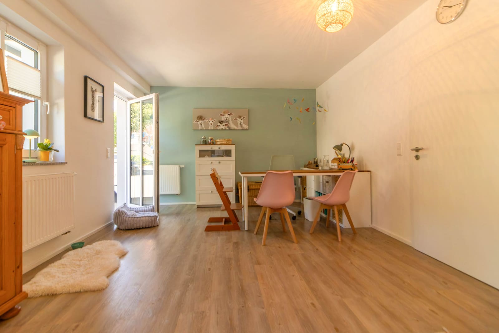 Therapieraum mit Terrassentür, Arbeitstisch und höhenverstellbarem Kinderstuhl